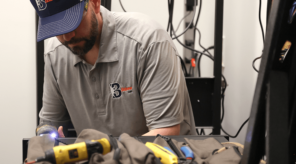 Bibbeo Employee doing an equipment deinstallation